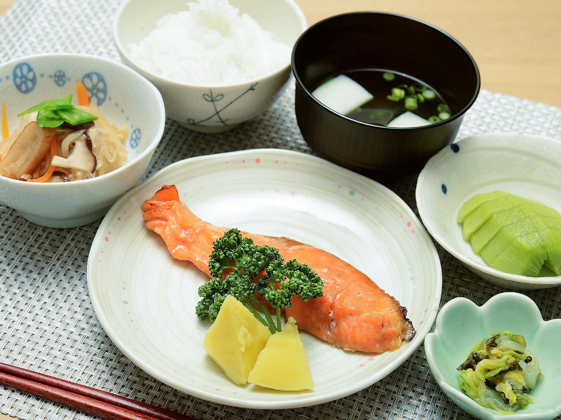 １日３回の楽しみとなるおいしい食事は、栄養バランスもしっかり考えられている。食べきりやすい量でデザートもついている。