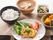 食事は白飯、汁物、メイン、副菜２つで構成されている。入居者様は栄養バランスを考えた食事を取ることができる。