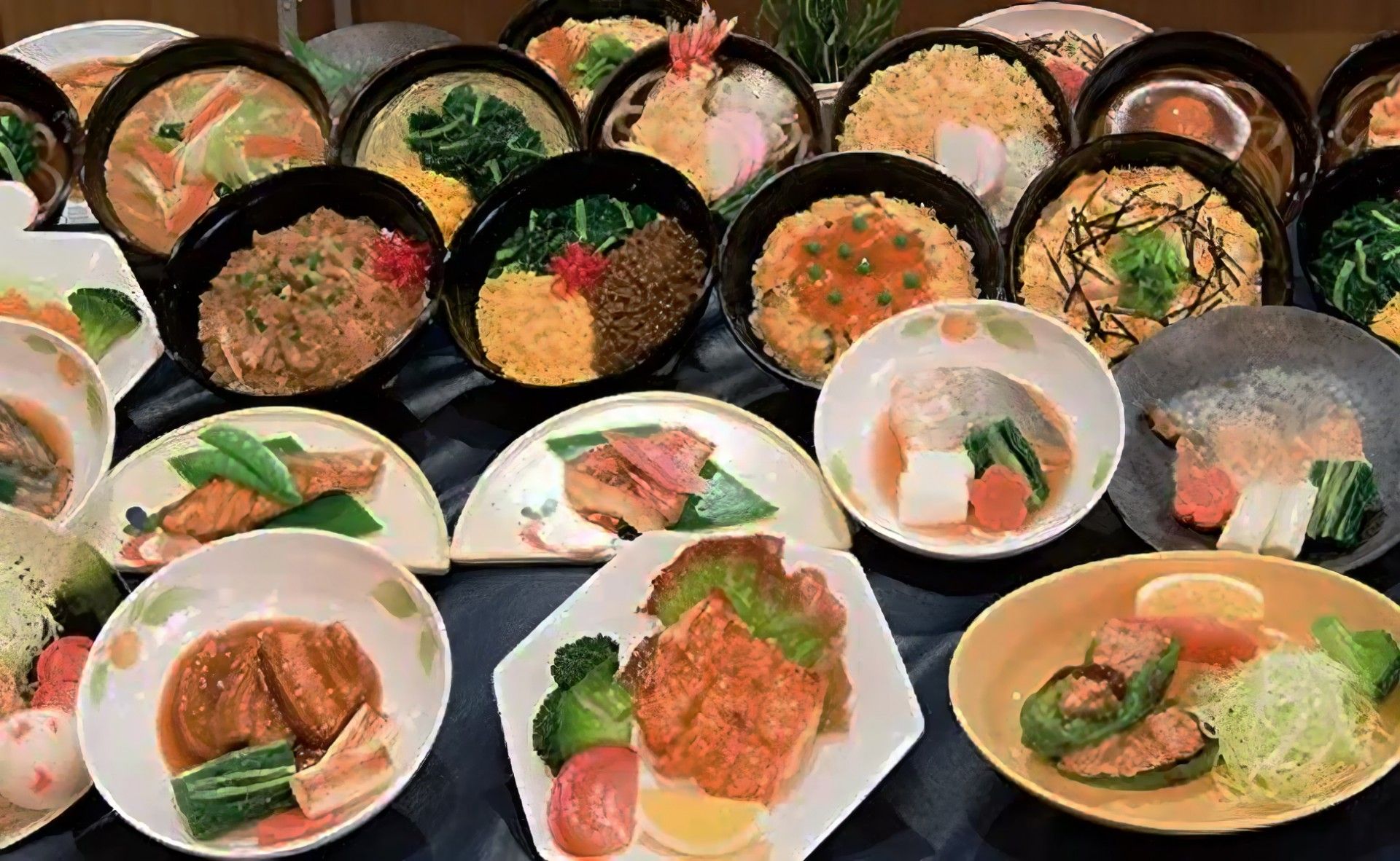 海老天うどんや三食丼などさまざまなメニュー