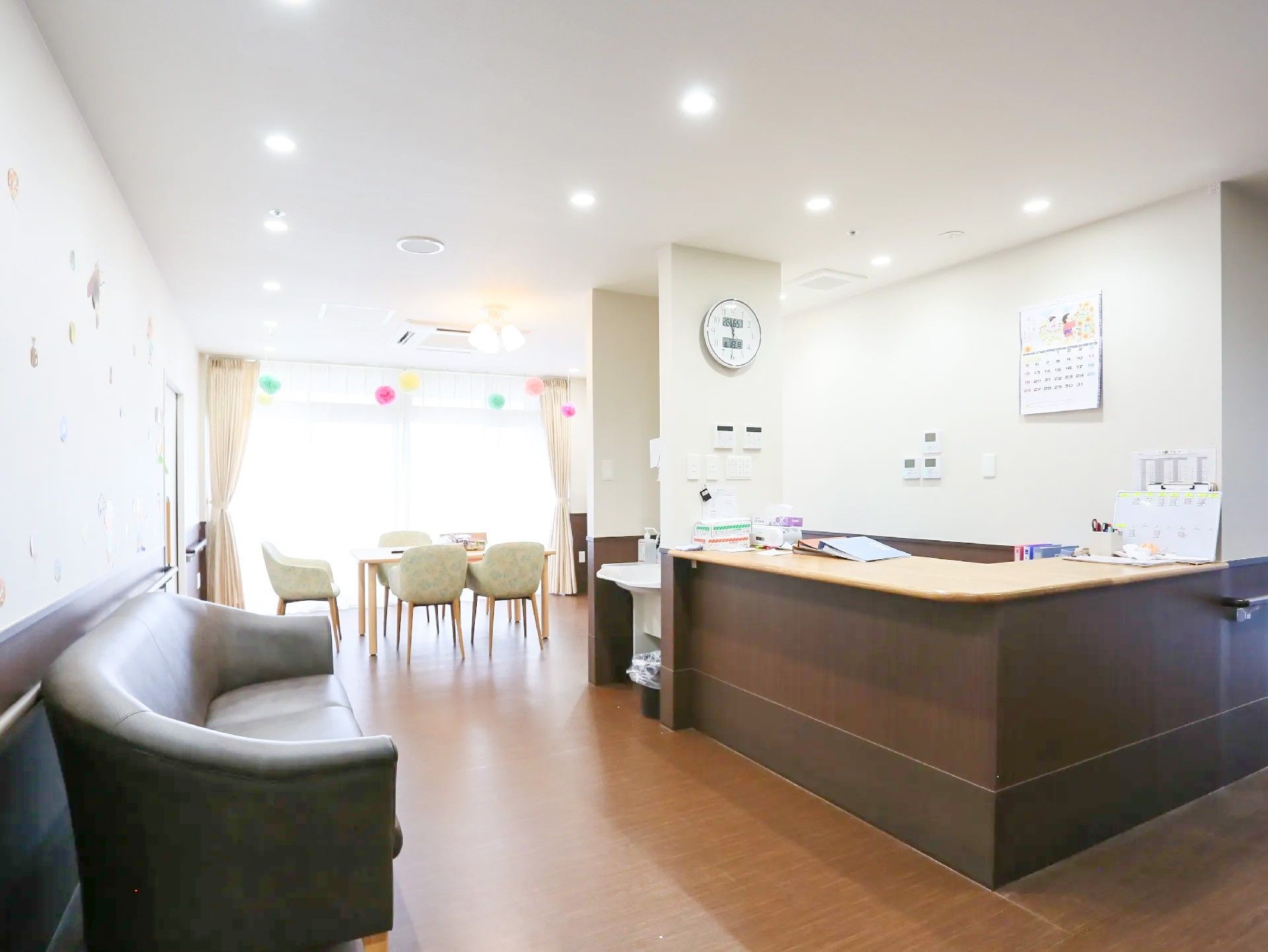 受付前にソファが置かれ、休憩スペースのあるエントランス