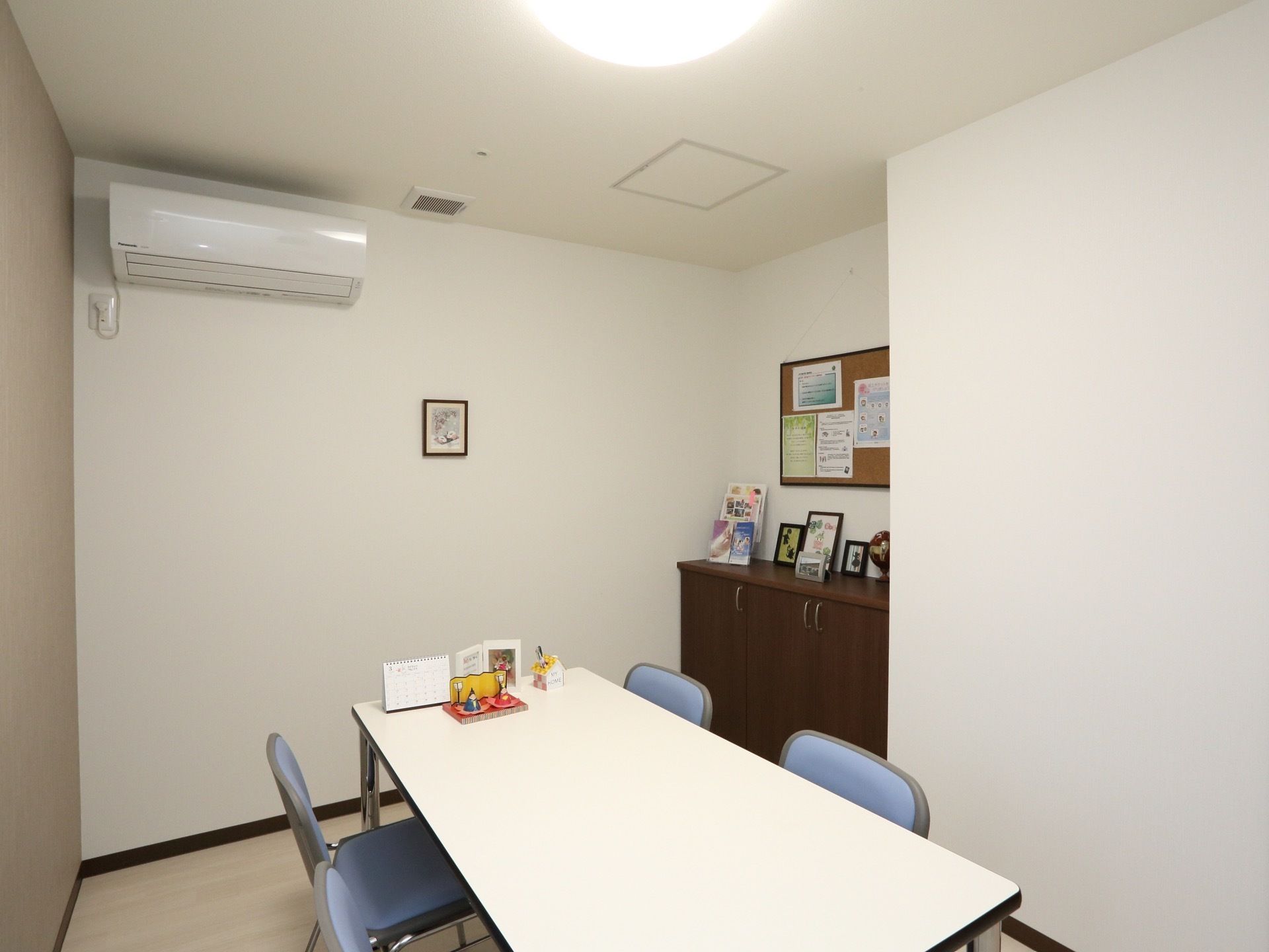 白い壁に囲まれた部屋の中心に、机と椅子が四脚置かれている。壁には空調機があり、室内の気温を快適に保つことができる。