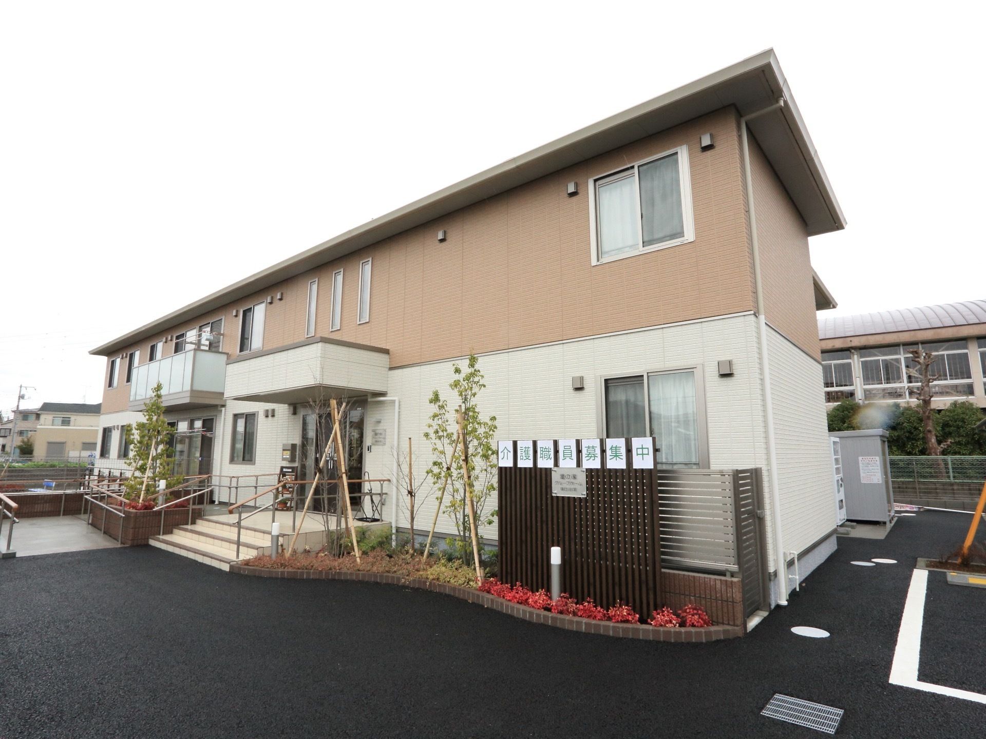 一階部分は白い壁、二階部分は淡い胡桃色の壁になっており、あたたかみを感じさせるコーディネートである。