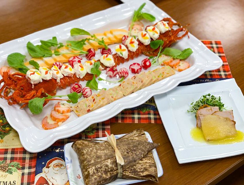 大皿に彩りよく盛り付けられた海老の料理と、小皿にのったちまき