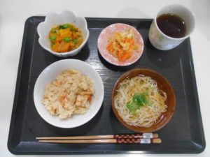 小鉢の副菜が付いた炊き込みご飯とそばのセット