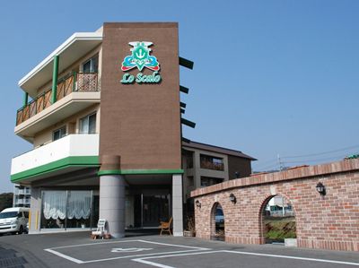 白と茶色を用いたリゾートホテルのような開放的な雰囲気の建物である。敷地内の駐車場も広々としていて車椅子をご利用の方も移動しやすい。