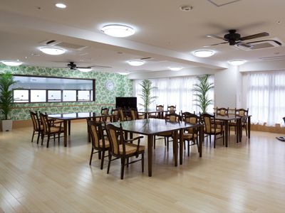 白木のフローリングに４人がゆったり座れるダイニングセットが間を空けて置いてある。窓から明るい光が入ってくる。
