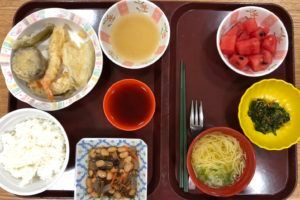 スイカのデザートが付いた、天ぷらの盛り合わせとそうめんのセット