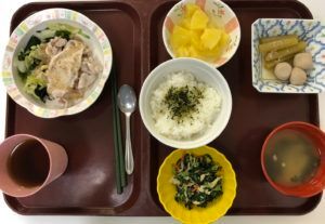 里芋の煮物と肉やほうれん草の炒めものと、ごはんと味噌汁のセット