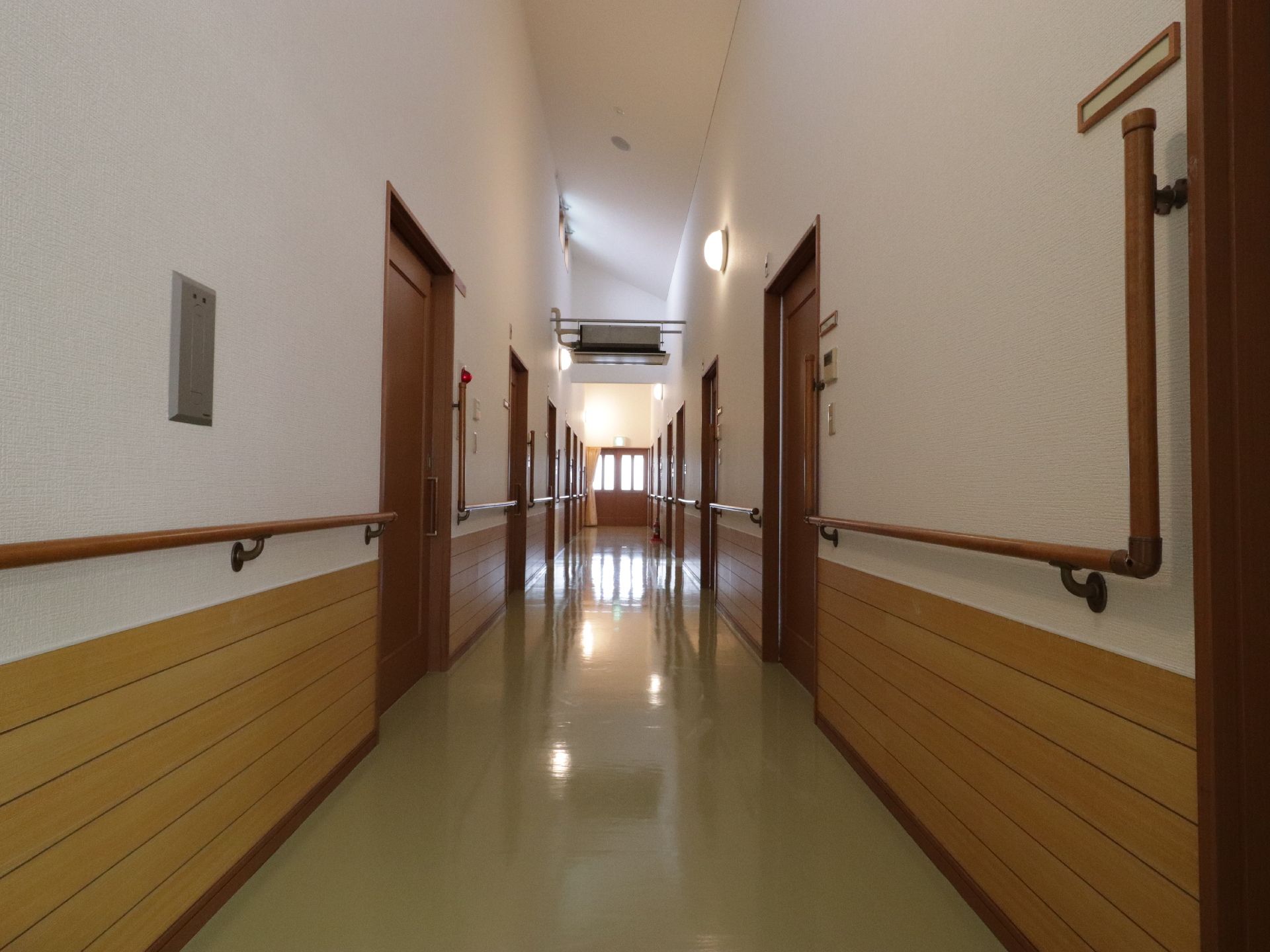 廊下の壁には、手すりがついているので、歩行が困難な入居者様も掴まりながら、体を支えて歩けるので安全である。