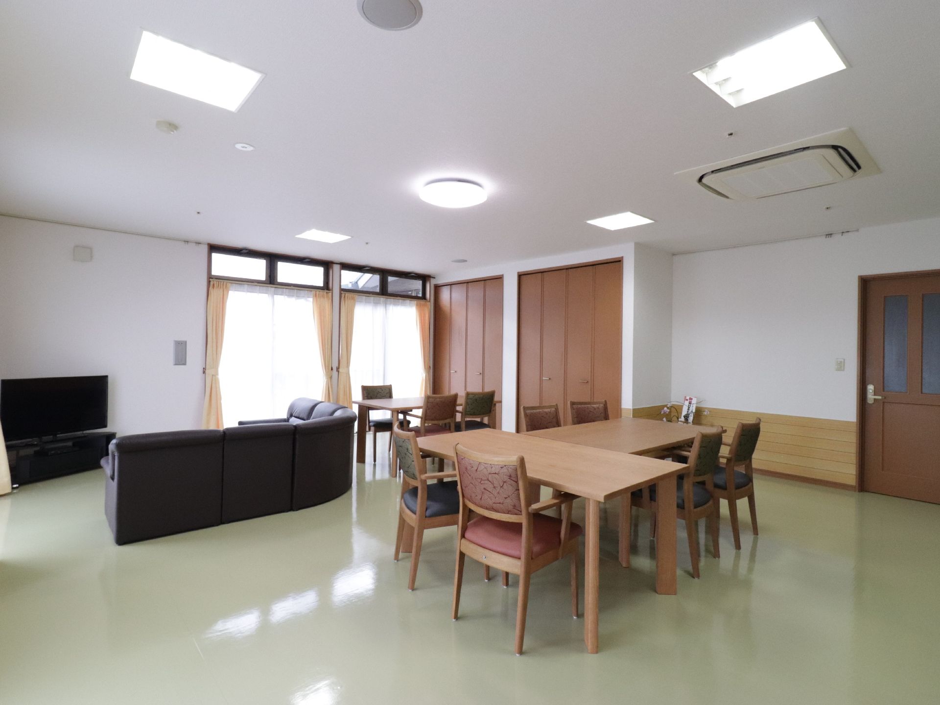 食堂にはテレビを見ることができるコーナーも設けてある。フロアは車椅子や歩行器をご利用の入居者様に対応している。