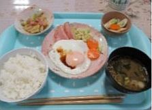 目玉焼きとサラダの付いた和食のセット