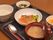 トレイにセットされた食事。メインは焼き魚のあんかけで、ブロッコリーが添えられている。ご飯の他にお椀と小鉢、またデザートが付く。