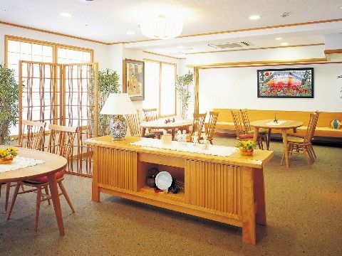 木のぬくもりが感じられる家具が置かれている、障子のある和風モダンな共有スペース