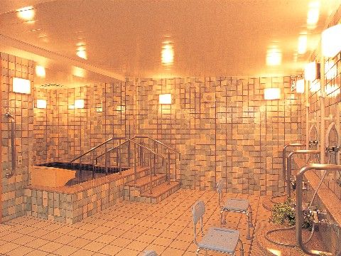 行動動線に沿って手すりが配置された、安全性に配慮した浴室