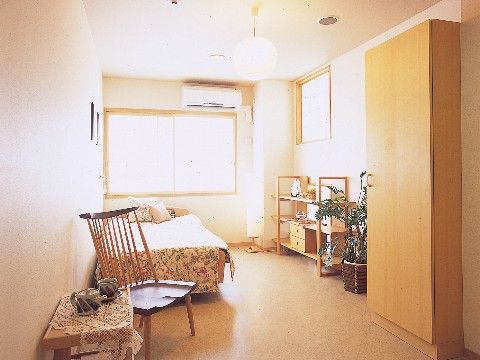 ティータイムを楽しめるテーブルセットや棚などの収納具がある居室
