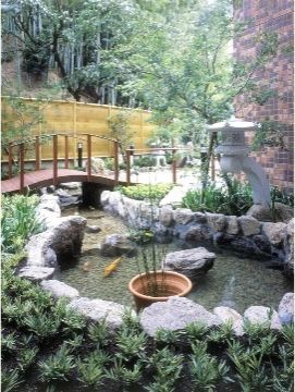 石の灯篭や小さい橋がかかった池や、こぢんまりとした本格的な日本庭園