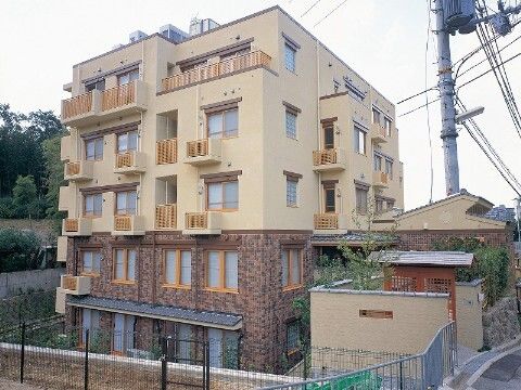 窓とベランダが複数設置されているツートンカラーの建物