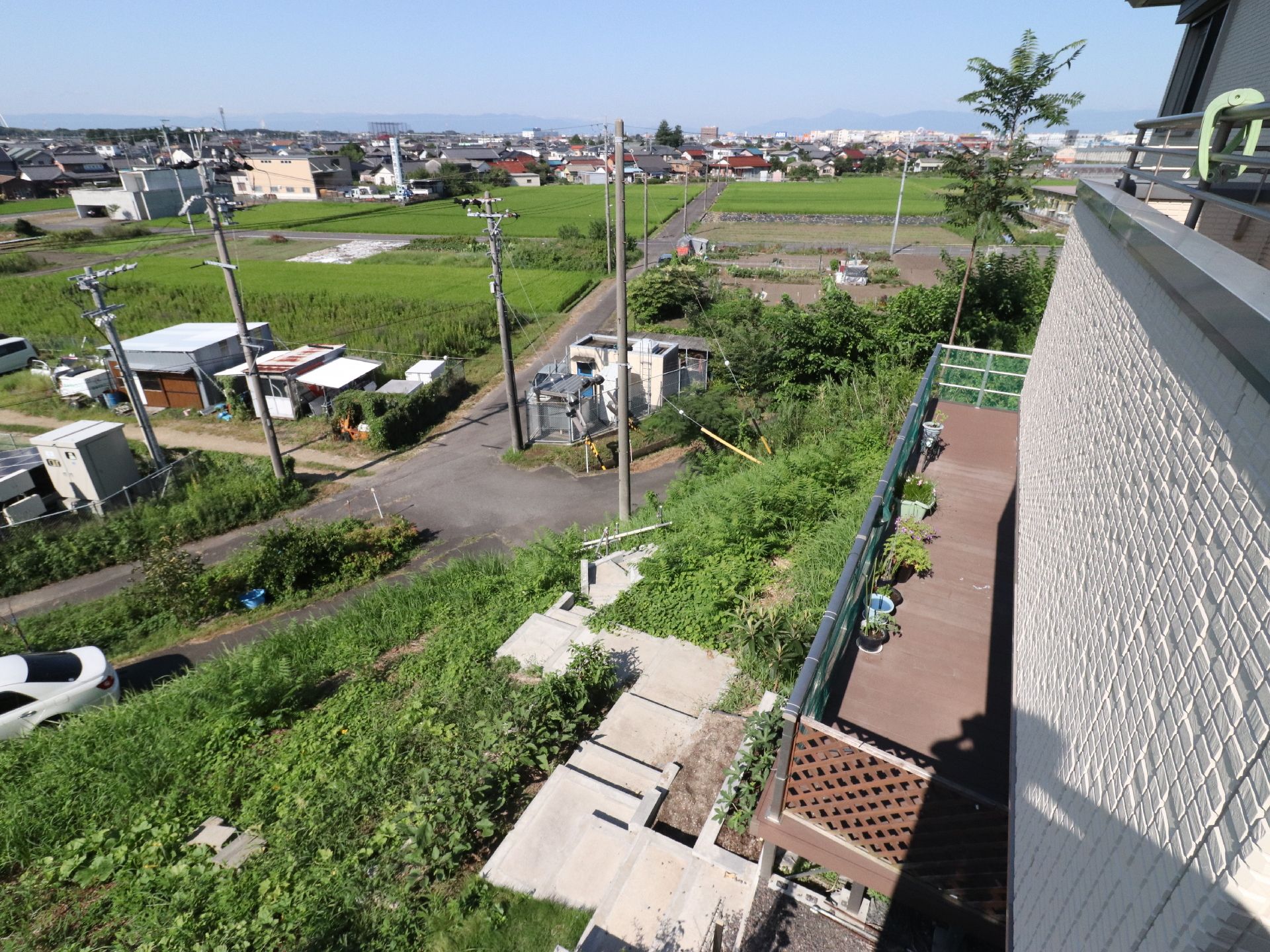 高台の広大な田園の土地に建てられているホームである。青く澄み渡った空と遠くの山などが良く見えている。