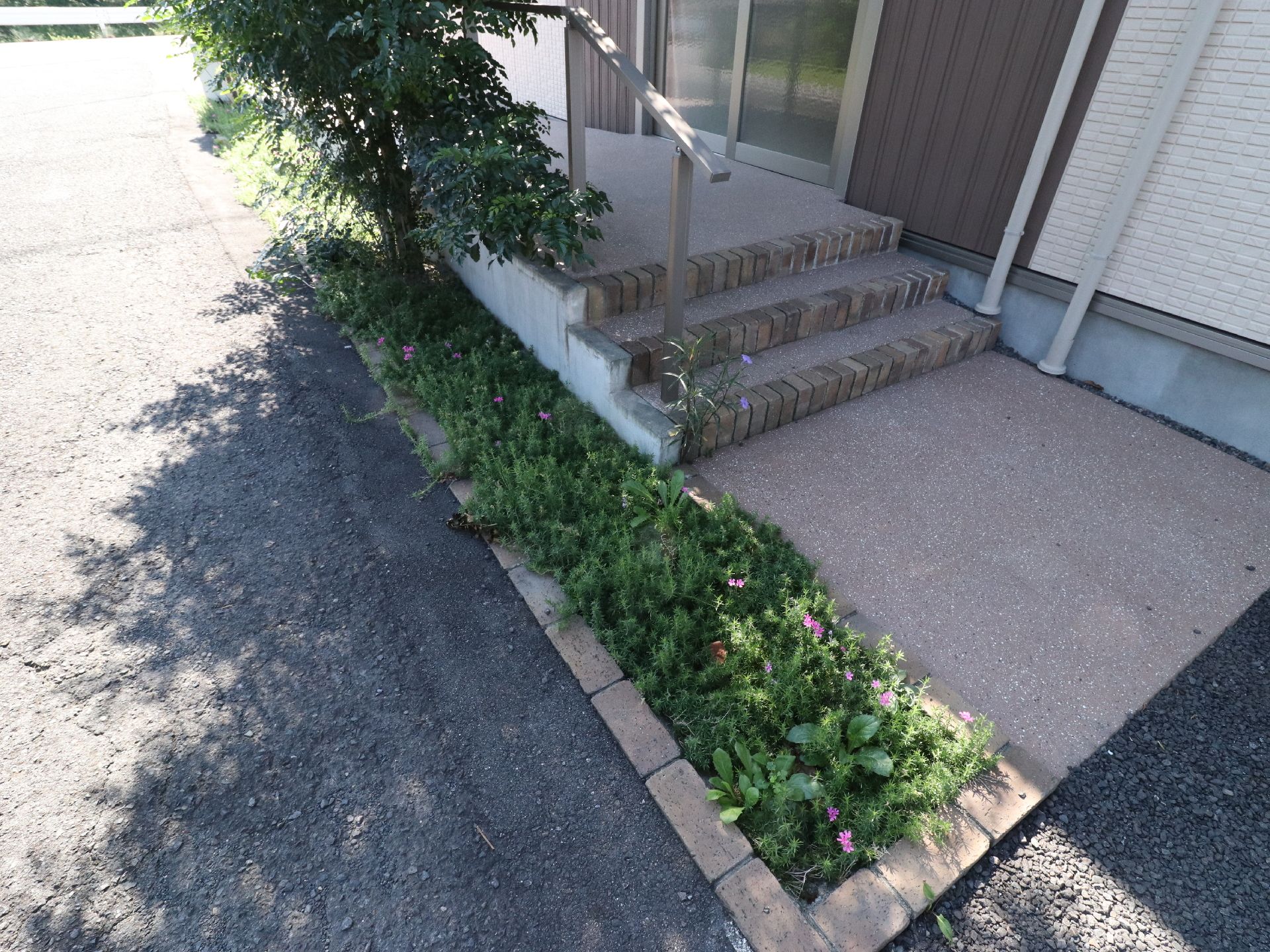 入口までに段差の少ない階段が数段あり、手すりが設置されているので、足の不自由な人でもゆっくりと登ることができる。