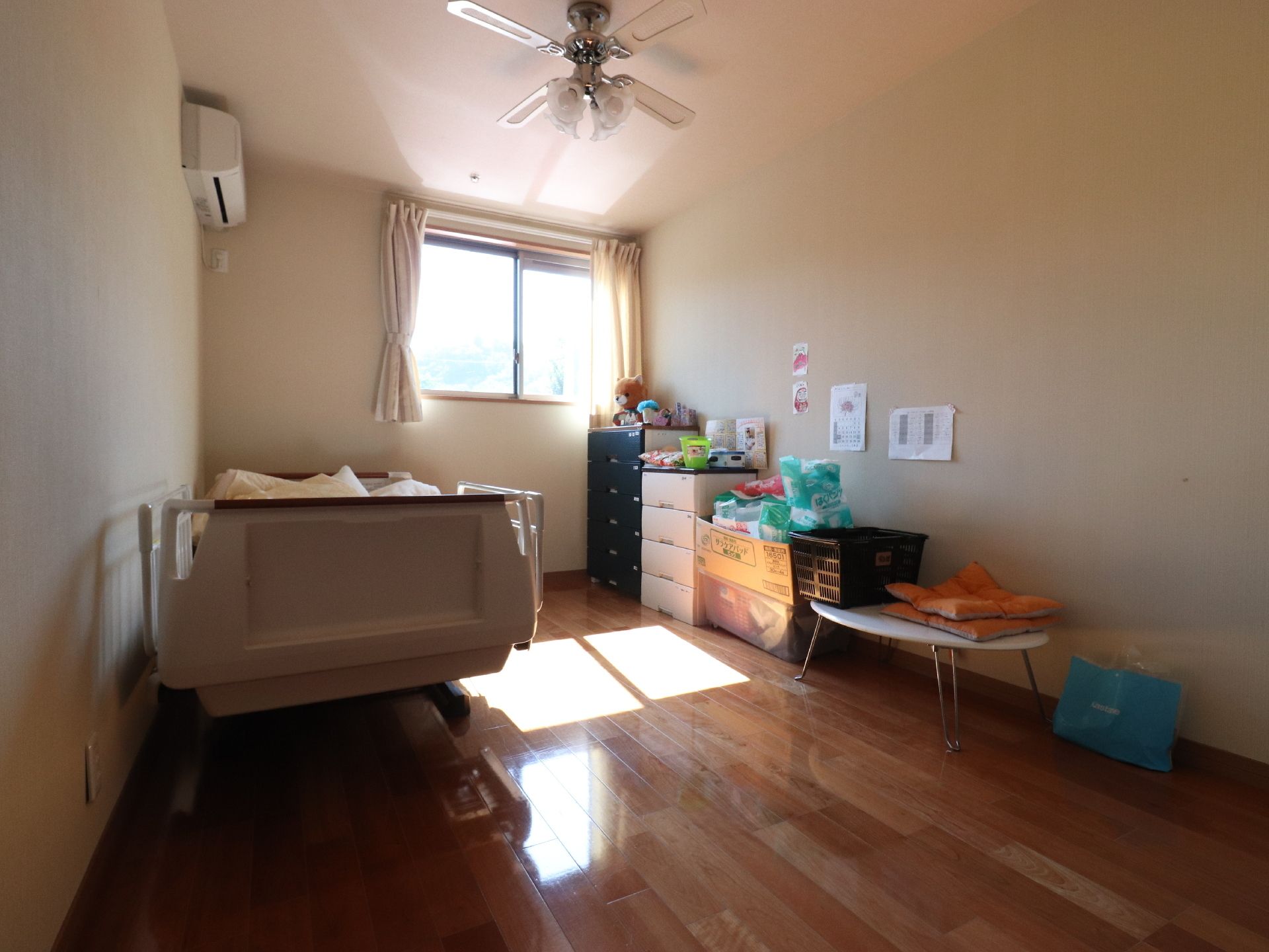 シーリングファンがついており、入居者様の生活用品がある広い居室