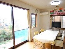 大きな掃き出し窓もあり、日当たりは抜群。庭の木々を眺めながら食事をしたり、入居者様同士で団らんの場として使える。