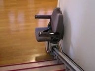 施設では階段の昇り降りに不安のある方に配慮して、椅子型エスカレーターを設置している。上下階へ安全に移動していただける。