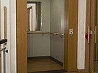 ゆとりのある洋室のドア