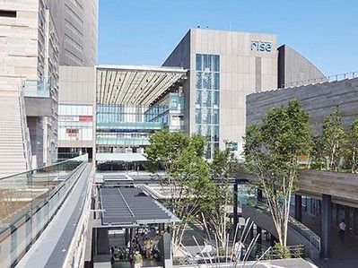施設の近くには品揃えが豊富なお店がある。駅に直結しており、ショッピングだけでなく外食にも便利である。