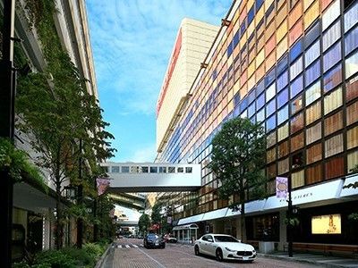 施設の近隣には買い物に便利なショッピングセンターがある。散歩がてらに出掛けて気分転換をすることもできる。