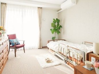 フロントカウンターの上にはランプとアレンジメントフラワーがそれぞれ対に置かれている。高級ホテルのようなフロントである。