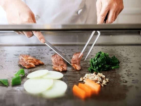 食事が鉄板焼きの日には、シェフが目の前で調理する。焼きたてをすぐに提供するので、一段と美味しいく味わっていただける。