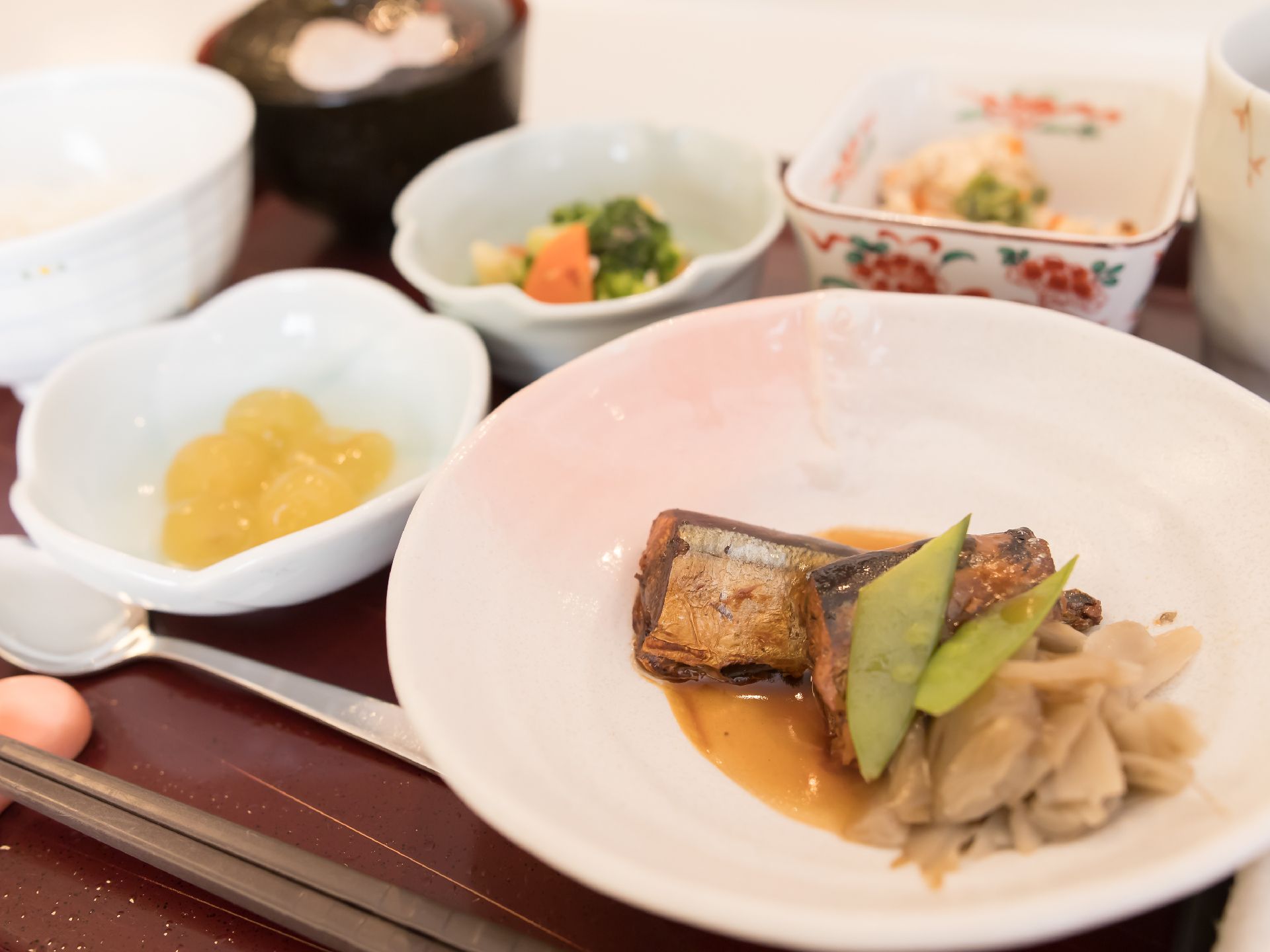 綺麗なお皿に盛り付けられた彩り豊かな料理の載ったお膳