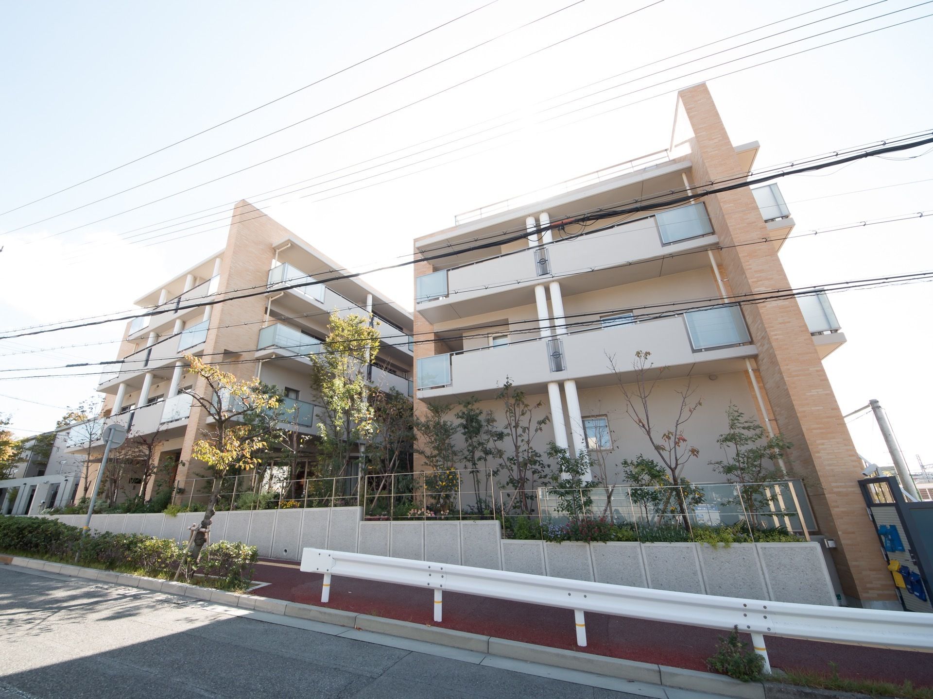 坂道に面して鉄筋コンクリート製の建物が2棟ある。3階建てと4階建てであり、全ての居室にはベランダが完備されている。