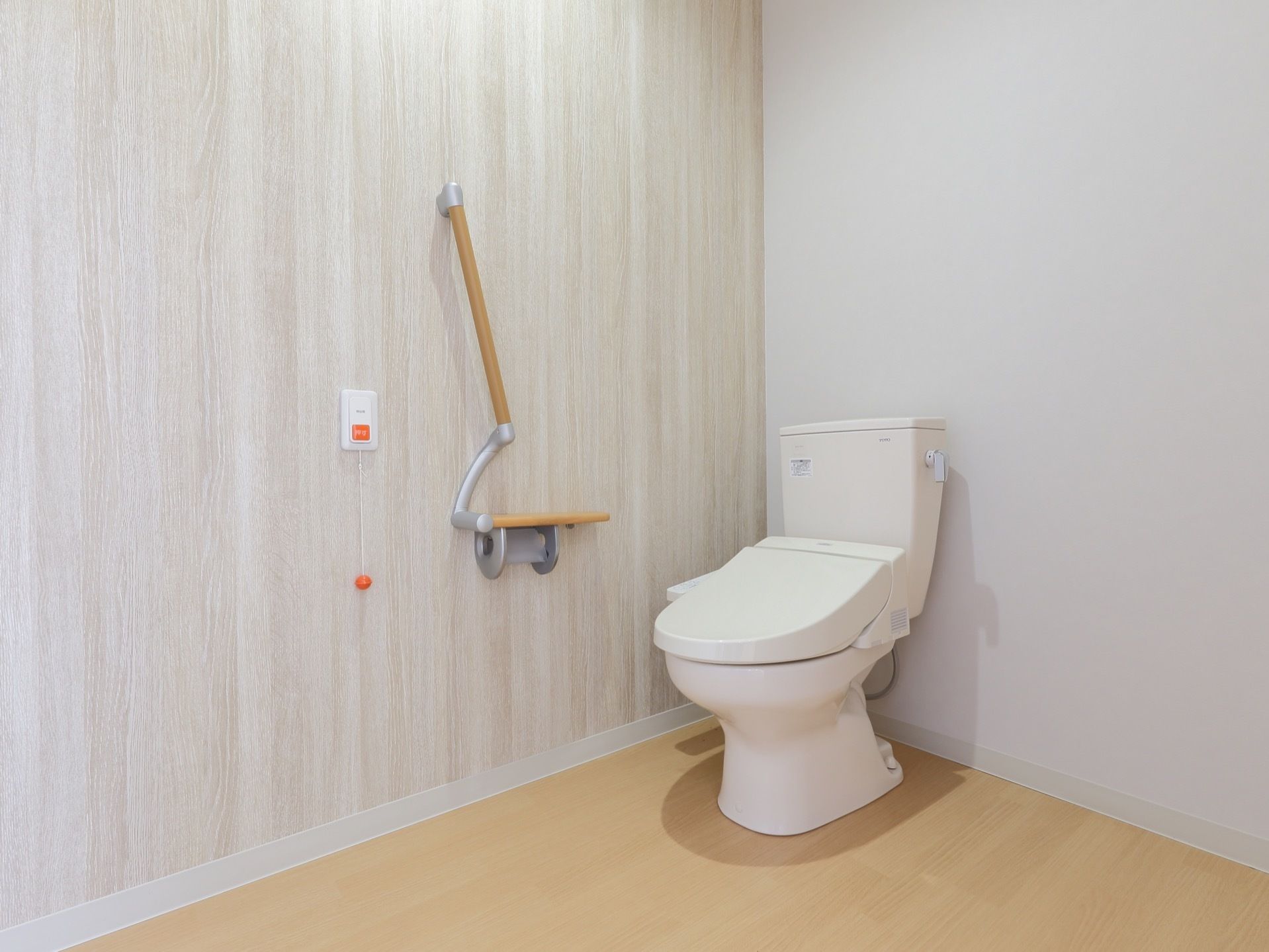清潔感のある広々としたトイレである。温水洗浄便座を採用しているので、冬でも便座が温かい。ナースコールと手すりが完備されている。
