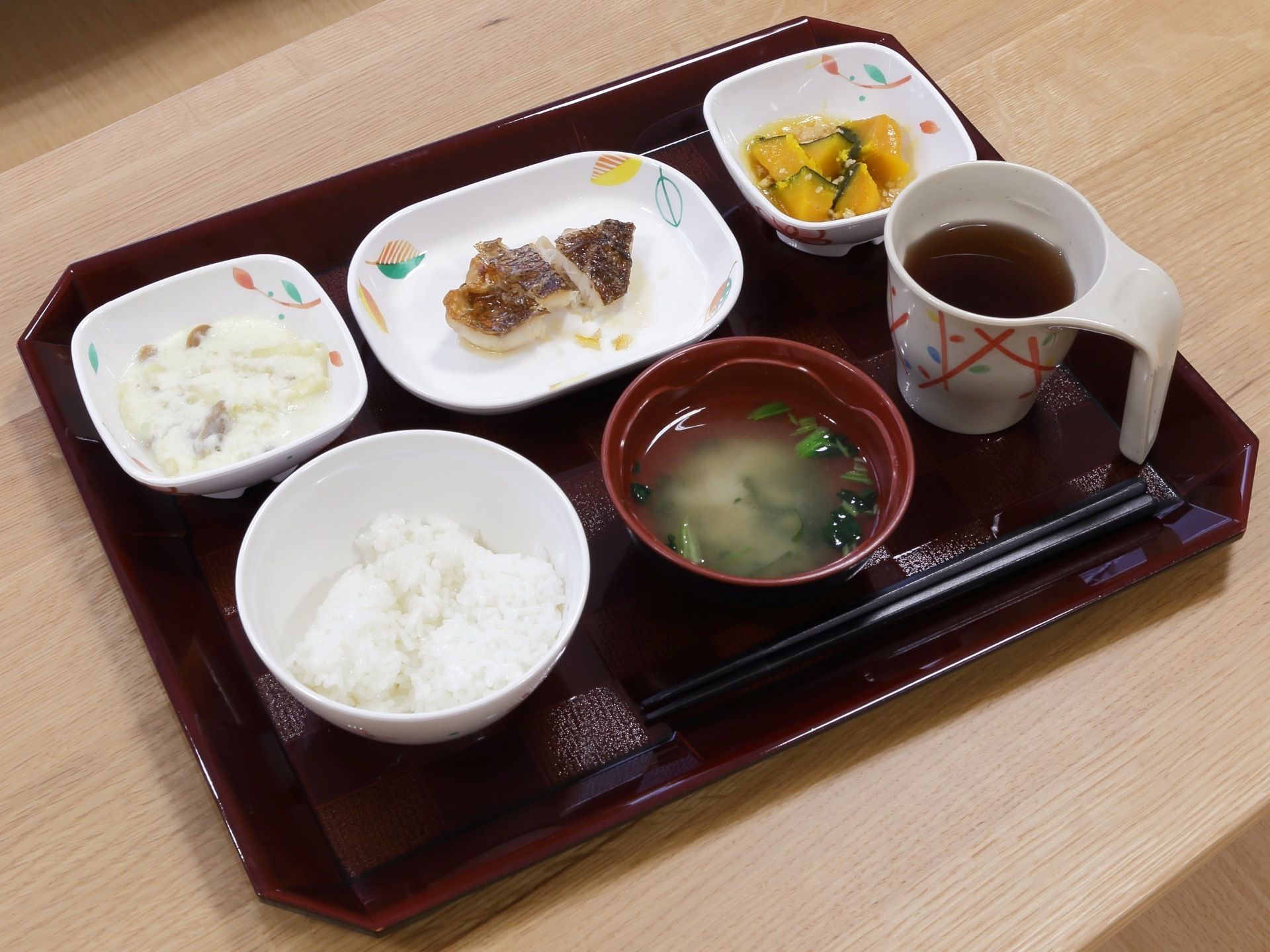 栄養計算された彩のある和食である。主食と副菜のバランスが良く、必要摂取量を十分に補うことができる食事である。