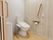 清潔感のあるトイレである。便器には温水洗浄便座が設置されており、冬には便座が温かく洗浄水も温水で快適である。