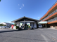 青空の下、ゆったりとした介護施設