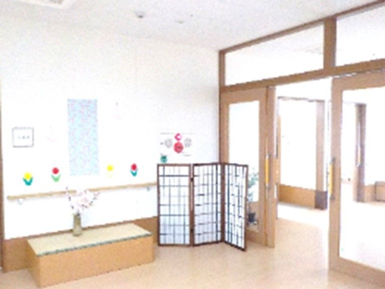 扉が開かれており、屏風と畳の椅子が置かれたコーナー