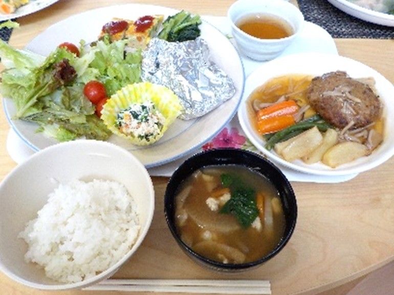 野菜を豊富に使用し、栄養バランスの優れた多彩なメニューの食事を提供し、入居者様の健康維持に役立てている。