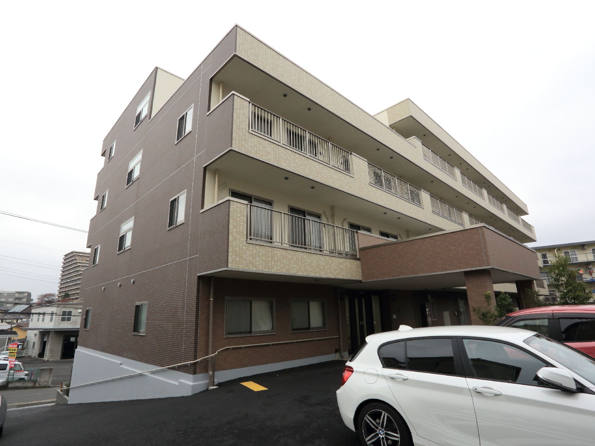 茶色を基調とした外観は、タイル貼りになっている。一般的なマンションの様なたたずまいである。壁面に手すりを設置し、安全を確保している。