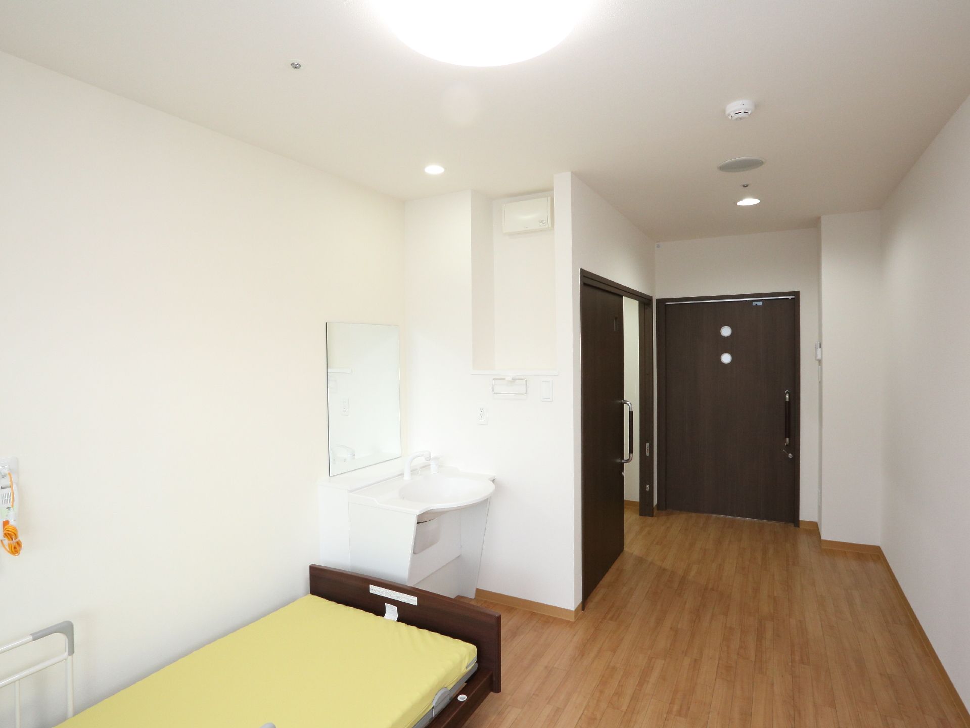 居室は、スライドドアで安全面を考慮している。シンプルな洗面台とトイレを設置し、ゆっくりとくつろぐ事ができる。