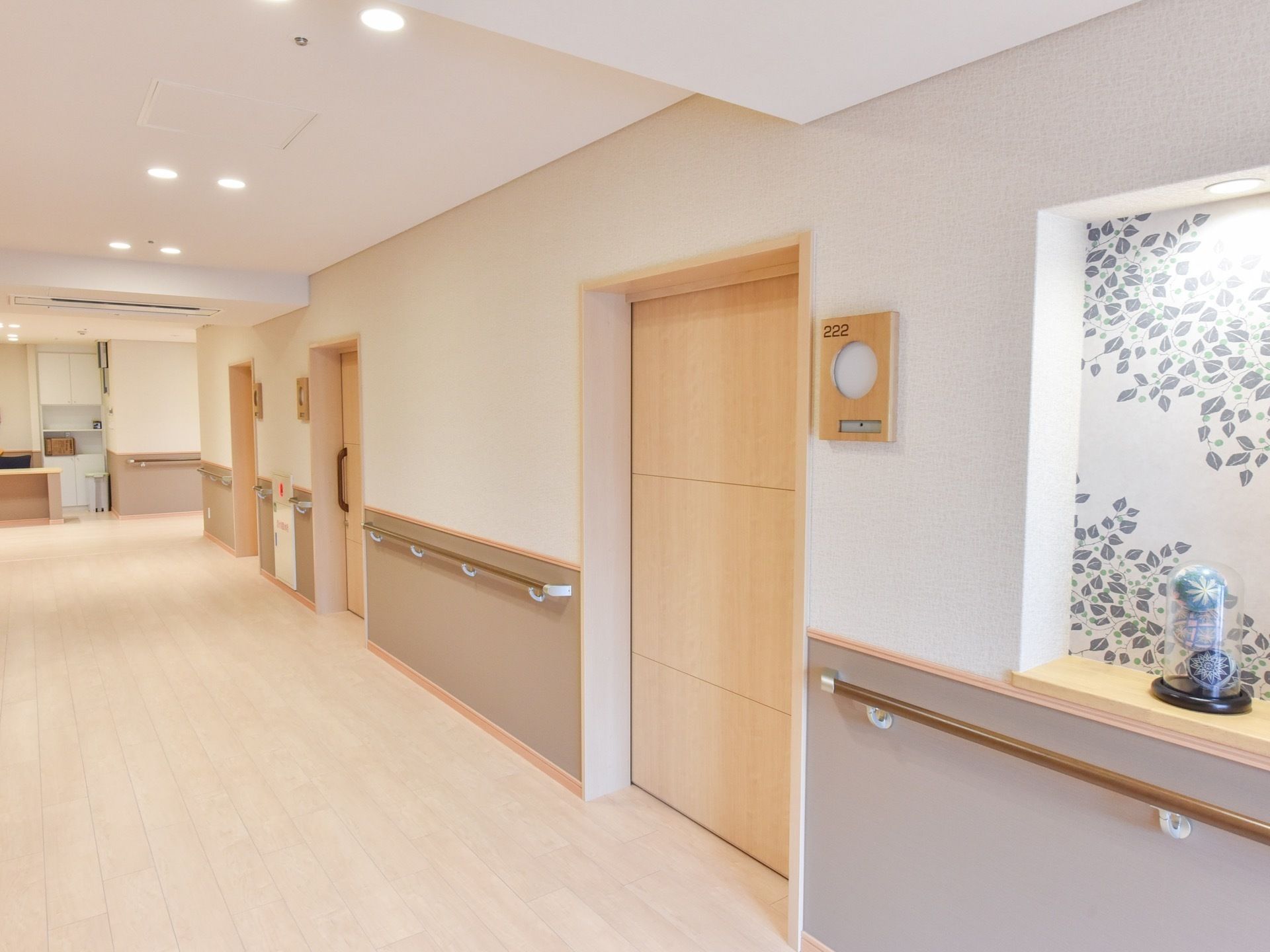 木目調の床や壁になっていて施設内は統一感があり、あたたかみが感じられる。手すりがついていて歩く際も安心である。