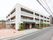 グレーとダークグレー、木目のコントラストが美しい建物で、地上３階建てとなっている。施設横に車椅子専用駐車場がある。