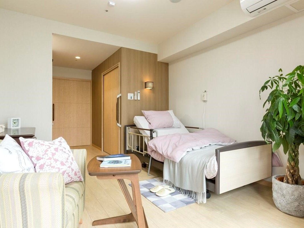 居室にはエアコンやソファ、ベッドが設置してあり快適に過ごせる。ナースコールもついているので安心である。