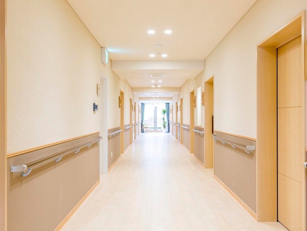 日当たりがよく明るい雰囲気で、道幅が広い通路。車椅子をご利用の方同士でも楽にすれ違うことができ、移動しやすくなっている。