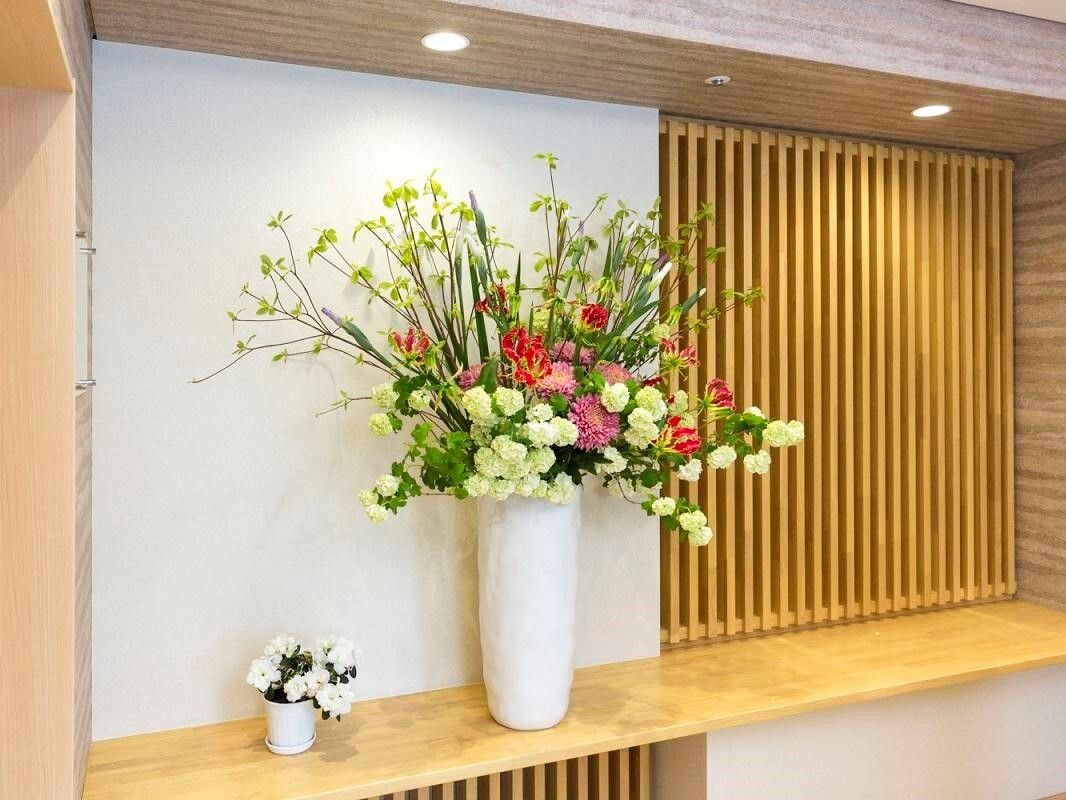 通路は広々としていて、手すりがついているので安心して移動することができる。エレベーターが２台設置されている。