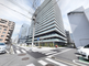 市街地の交差点と建物