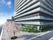 施設は高層マンションのような、おしゃれで近代的な建物。歩道と建物の間には仕切りがなく開放的で、植物が植えられ整備されている。