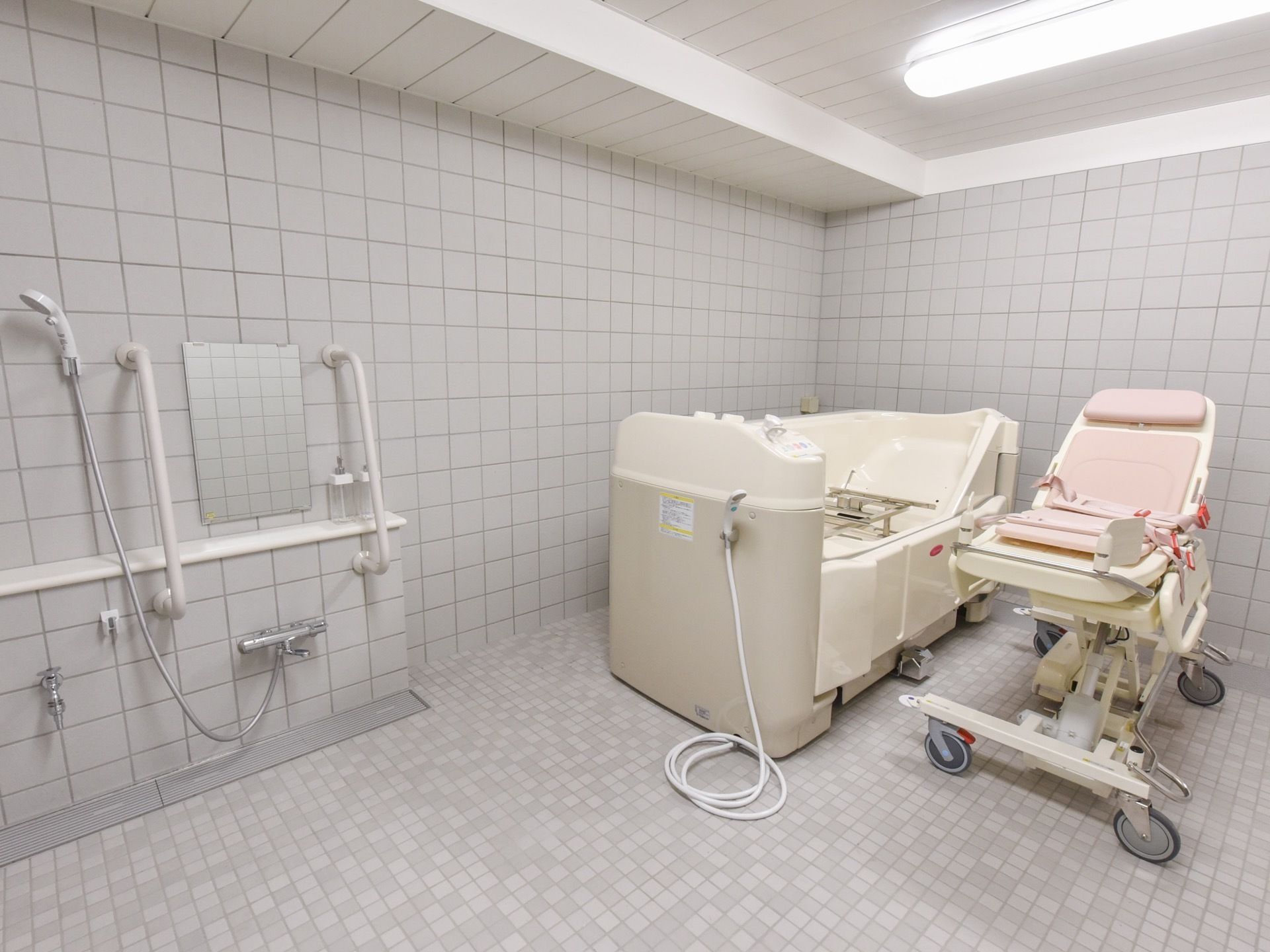 特殊浴槽はさまざまな機能が備わったものを用意している。要介護の入居者様が利用する浴室は大変広くなっている。