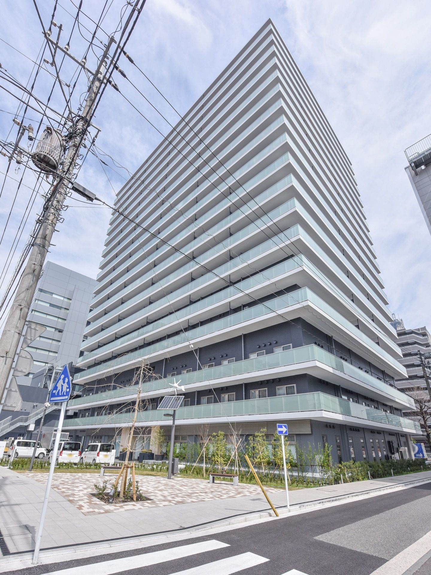 外観は高層マンションとなっており、うち１階～３階に入居している。建物自体は免震構造となっており、災害時に被害を受けにくい。